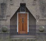 De forse deurpartij met inspringend metselwerk.
<br/>
Richard Keijzer, 2014-11-18